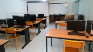 Salles avec ordinateurs fixes 