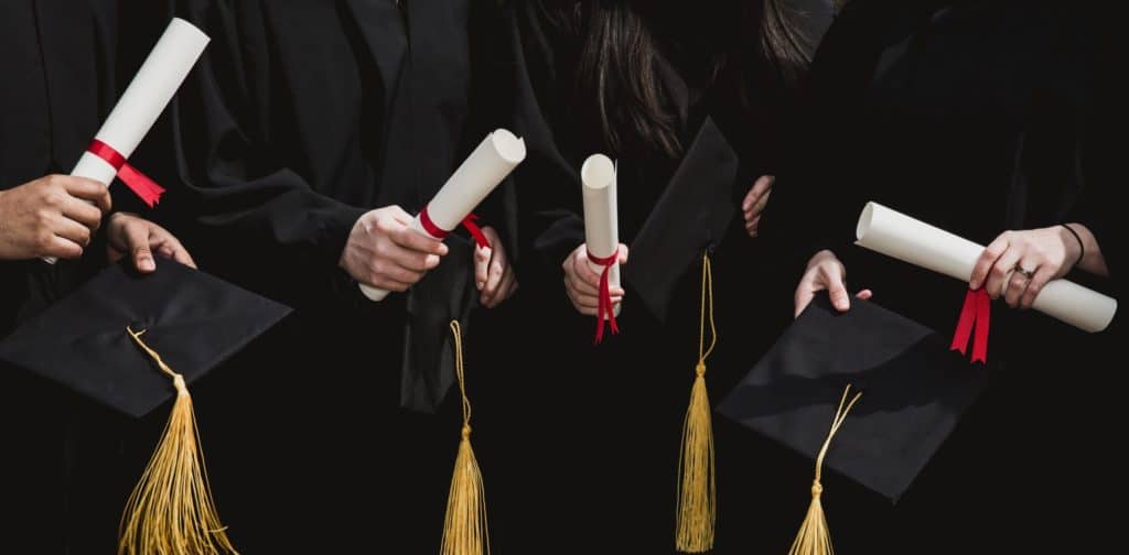 Des étudiants diplomés tiennent des dîplomes