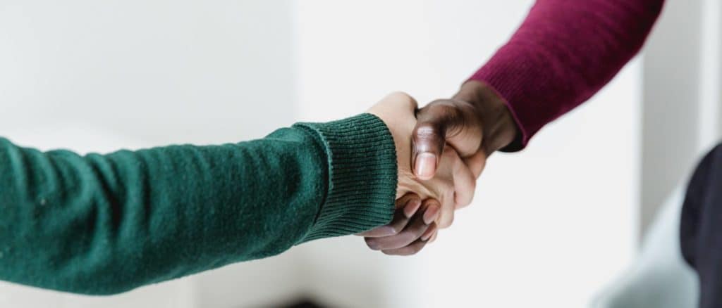 Des personnes se serrent la main en signe d''entente