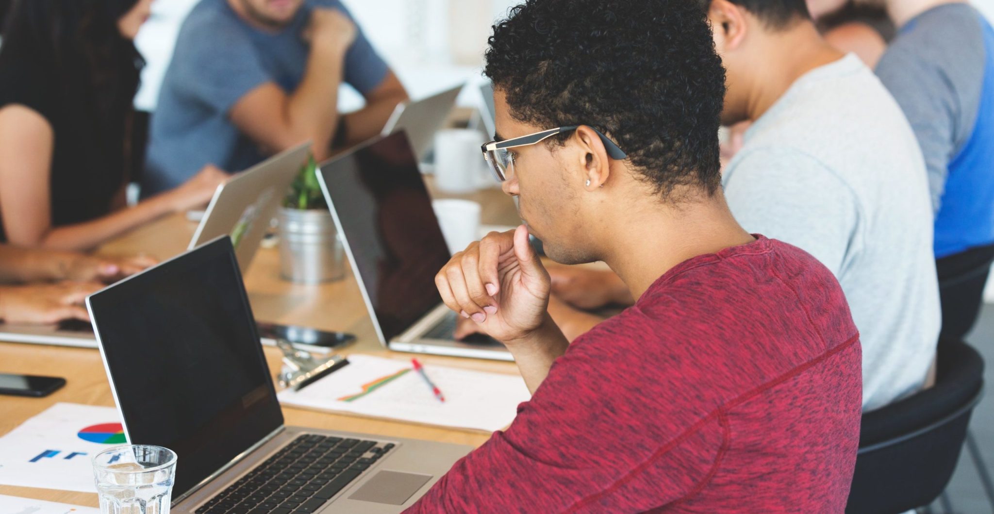 étudiants en travaux de groupe